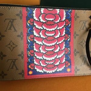 Louis Vuitton kabuki pochette